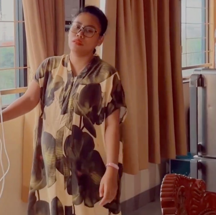 <p>Selain menggunakan makeup, Evi juga aktif bergerak untuk mempercepat kontraksi pembukaan persalinan. Selain berjalan-jalan di ruang bersalin, pelantun lagu Muara Hati ini mencoba duduk di gym ball untuk membantu melahirkan secara efektif. (Foto: Instagram @evi_masamba_real)</p>