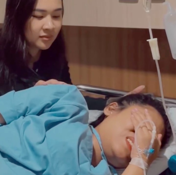 <p>Selama mempersiapkan diri untuk melahirkan, Evi selalu didampingi suaminya Arif Hajrianto. Suami Evi memberikan dukungan dan semangat untuk istrinya yang melahirkan secara pervaginam. Saat proses persalinan, Arif terus memegang tangan sang istri yang tampak kesakitan menahan kontraksi. Setelah anak ketiganya lahir, Arif langsung mengumdangkan azan di telinga putranya itu. (Foto: Instagram @evi_masamba_real)</p>