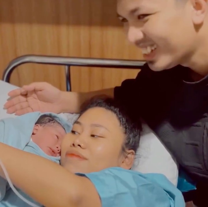 <p>Penyanyi dangdut Evi Masamba melahirkan anak ketiga berjenis kelamin laki-laki pada Selasa (11/11/25). Evi melahirkan anak ketiganya melalui persalinan pervaginam di RS Bunda Citra Harapan, Bekasi, Jawa Barat. "<em>Allhamdulillah</em> telah lahir anak ke 3 kami, yg berjenis kelamin laki-laki. Di tgl 11/11/2025 pada pukul 1:20 WIB. Proses persalinan normal di @rscitraharapanbmhs," tulisnya di Instagram. (Foto: Instagram @evi_masamba_real)</p>