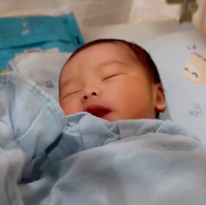 <p>Dalam unggahan di Instagram ini, Evi secara khusus juga menuliskan ucapan terima kasih kepada orang-orang yang telah mendoakannya. Ia dan suami sepakat untuk memberi nama anak ketiga ini Arshaka Nur Wahid. "<em>Masya Allah</em>. Terima kasih buat semua yg uda doain aku dan baby aku," tulisnya. (Foto: Instagram @evi_masamba_real)</p>