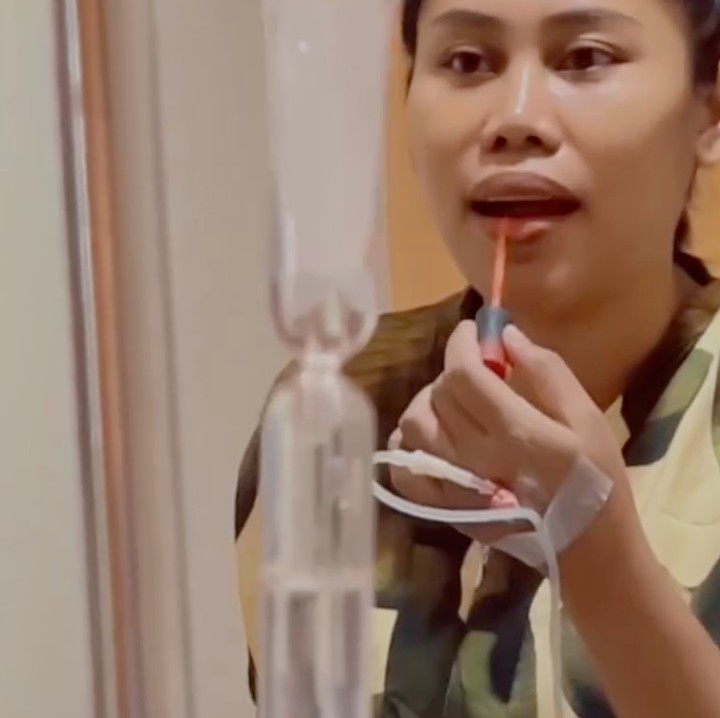 <p>Melalui unggahan di Instagram, Evi membagikan momen menjelang persalinan anak ketiganya ke publik. Sebelum melahirkan, Evi sempat mengenakan <em>makeup</em> atau riasan lipstik di bibirnya. Perempuan 34 tahun ini tampaknya ingin tetap terlihat <em>fresh</em> saat melahirkan putranya. (Foto: Instagram @evi_masamba_real)</p>