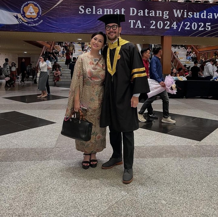 <p>Ferry berharap perjuangannya meraih gelar S2 ini bisa menjadi bukti bahwa usia bukan lagi penghalang untuk meraih mimpi. Di akhir unggahan, Ferry tak lupa mengucapkan terima kasih untuk keluarga karena sudah mendukungnya dalam menyelesaikan studi. "Semoga perjalanan ini menjadi bukti bahwa tidak ada kata terlambat untuk belajar, berjuang, dan bermimpi. Terima kasih kepada Tuhan, istri tercinta, anak-anak, dan seluruh <em>support system</em> yang setia memberi semangat dan cinta di setiap tahap perjalanan ini," ungkap Ferry. (Foto: Instagram @ferrysal1m)</p>