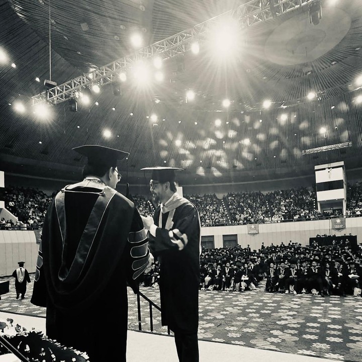 <p>Ferry melanjutkan studi di tengah kesibukannya bekerja. Selama perkuliahan, Ferry selalu mencuri waktu untuk menyelesaikan setiap tugas hingga akhirnya bisa melewati segala tantangan. "Namun setiap langkah, setiap malam yang panjang saat banyak orang sudah terlelap sementara saya masih mengerjakan tugas, setiap waktu yang tersita untuk belajar dan menyelesaikan makalah, menghadapi ujian dan presentasi dan berbagai tantangan, kini terbayar dengan manis," ujarnya. (Foto: Instagram @ferrysal1m)</p>