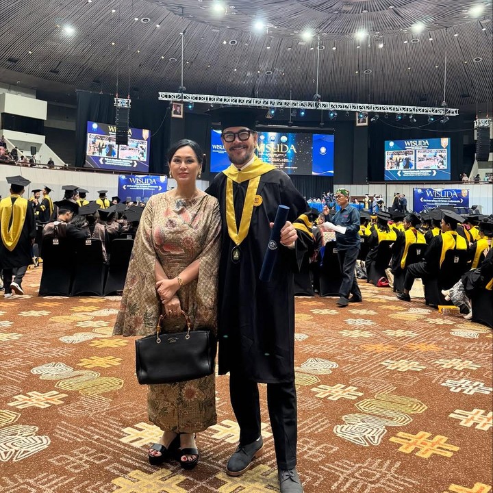 <p>Ferry mengaku bangga dengan pencapaiannya hingga bisa meraih gelar S2. Pria kelahiran Palembang ini mengungkap bahwa perjalanannya tak mudah untuk menyelesaikan studi di usia yang tak lagi muda. "Di usia saya yang tidak muda lagi, hari ini saya berdiri dengan rasa syukur dan bangga akhirnya resmi menyandang gelar Magister Hukum. Perjalanan ini tidaklah mudah, saya melewatinya dengan jungkir balik antara dunia kerja, peran sebagai orang tua, tanggung jawab profesional, hingga tugas sebagai Duta UNICEF," tulisnya. (Foto: Instagram @ferrysal1m)</p>