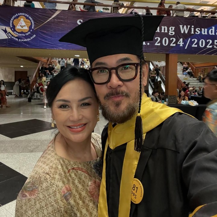 <p>Ferry datang ke wisuda didampingi oleh istrinya Merry Prakasa. Dalam unggahan di Instagram Stories, Merry sempat mem-<em>posting</em> ulang unggahan suaminya. Bunda tiga anak ini mengungkap rasa bangganya dengan pencapaian sang suami di bidang pendidikan. "Suami terhebatku," tulisnya. (Foto: Instagram @ferrysal1m)</p>