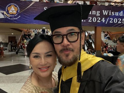 Ferry Salim Raih Gelar S2 Hukum di Usia 58 Th, Ini Potret saat Wisuda Didampingi Istri