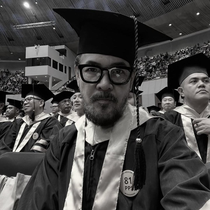 <p>Aktor Ferry Salim berhasil menyelesaikan studi magister di bidang hukum dan meraih gelar S2 di usia 58 tahun. Baru-baru ini, sang aktor membagikan momen saat menghadiri wisuda kelulusannya dari Universitas Kristen Indonesia, Bunda. (Foto: Instagram @ferrysal1m)</p>