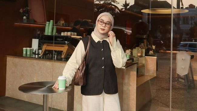 Inspirasi Outfit Semi Formal untuk Ngantor ala Adzra Afifah