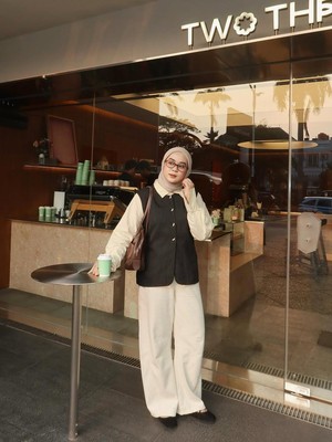 Get The Look: Inspirasi Outfit Semi Formal untuk Ngantor ala Adzra Afifah