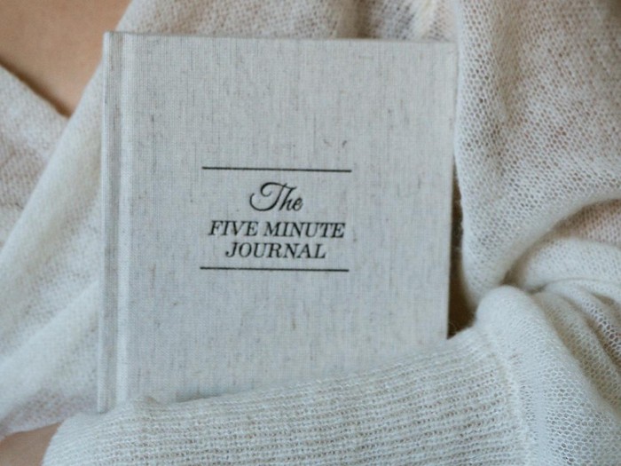 Mengucap rasa syukur di pagi hari. Bisa dilakukan dengan menulis gratitude journal.