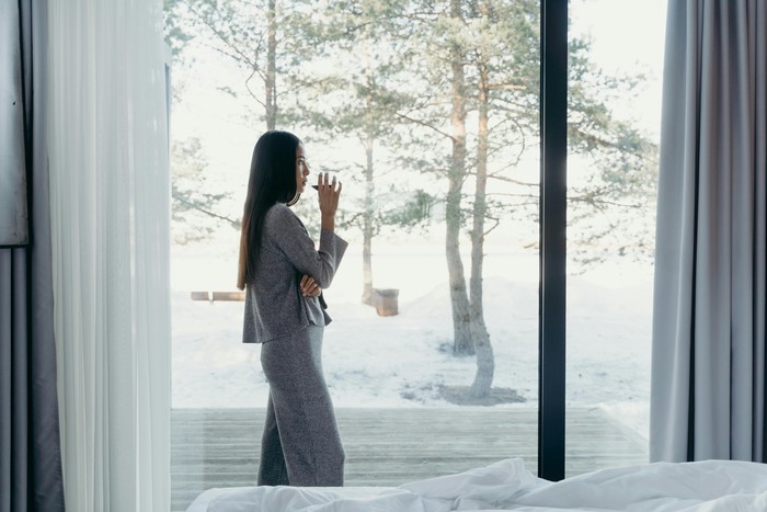 Membuat intensi di pagi hari. Tanyakan pada diri sendiri bagaimana kamu akan menjalani hari.