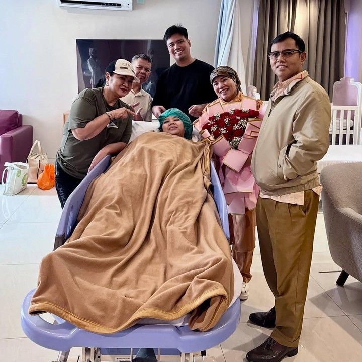 <p>Frans juga membagikan momen saat keluarganya menjenguk sang istri usai melahirkan. Dalam satu potret, Frans menunjukkan foto orang tuanya yang tersenyum saat berdiri sebelah Indah. Ibunda Frans, Dewi Zuhriati, terlihat memhang bucket bunga yang tampaknya akan diberikan ke sang menantu. (Foto: Instagram @fransfaisal_)</p>