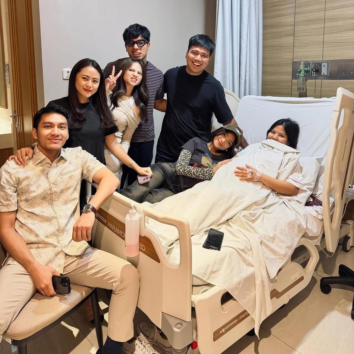 <p>Sebelum melahirkan anak pertamanya, Indah sempat dirawat di rumah sakit karena terinfeksi virus influenza A. Sehari sebelum melahirkan, Indah tampaknya sudah berada di rumah sakit. Hal ini terlihat dari video yang diunggah Frans saat istrinya terbaring di kasur rumah sakit. Dalam video ini, beberapa anggota keluarga tampak menjengguk Indah. (Foto: Instagram @fransfaisal_)</p>