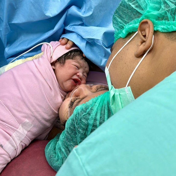 <p>Dalam postingan ini, Frans juga mengungkap proses persalinan istrinya dan nama sang putri ke publik. Paman dari Gala Sky ini memberi nama sang putri Faraninda Faisal. "<em>Alhamdulillah</em> telah lahir putri kami &ldquo;Faraninda Faisal&rdquo; @faranindafaisal_," tulisnya. (Foto: Instagram @fransfaisal_)</p>