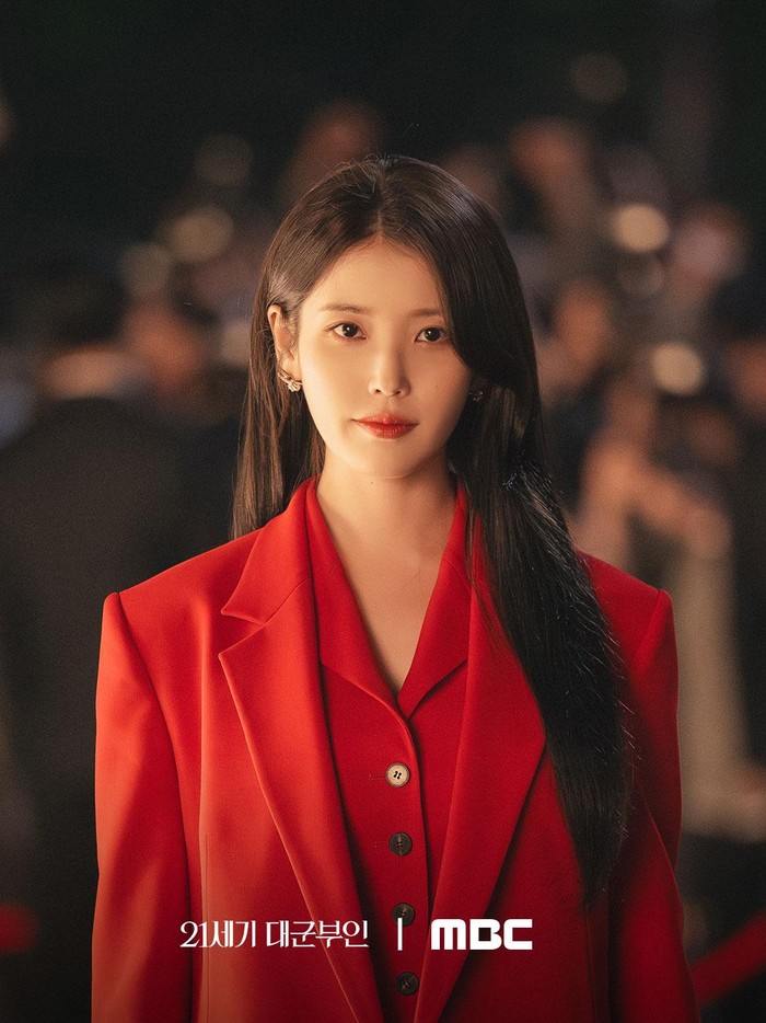 Dalam drama Korea Perfect Crown, IU berperan sebagai Sung Hee Joo. Sung Hee Joo digambarkan sebagai perempuan yang diberkahi dengan kecerdasan, kecantikan, dan ambisi, namun ia merasa frustrasi dengan keterbatasan statusnya sebagai rakyat jelata.