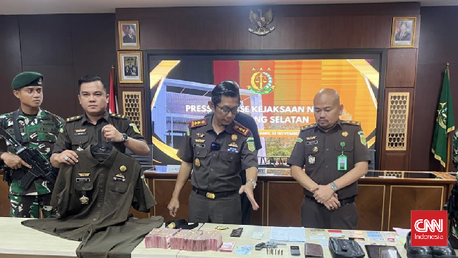 Seorang jaksa gadungan ditangkap di Pamulang, Kota Tangerang Selatan (Tangsel), Banten usai menipu seseorang hingga Rp310 juta dengan dalih bisa urus perkara.