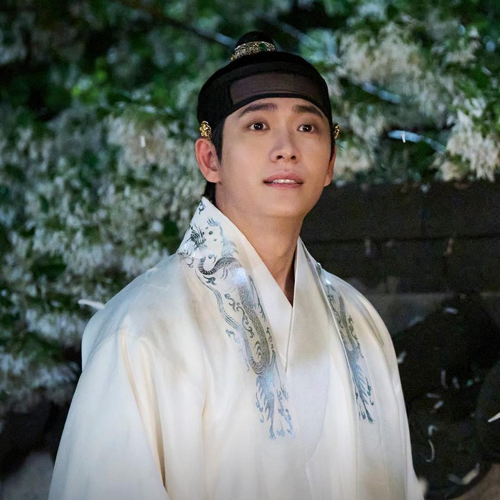 <p>Kang Tae Oh berperan sebagai Putra Mahkota Yi Kang dalam drama terbarunya <em>Moon River.</em> Ia bertindak sebagai wali menggantikan ayahnya yang tidak mampu memerintah. Namun, terlepas dari tanggung jawab yang berat, ia justru menikmati kehidupan yang penuh kemewahan dan kesombongan. Dalam drama ini, ia juga beradu akting dengan aktris Kim Seo Jeong.&nbsp;&nbsp;(Foto: Instagram @mbcdrama_now)</p>