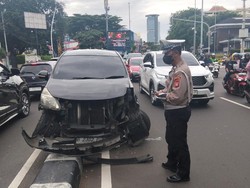 Mobil Nyangkut Tabrak Separator di Menteng, Lalin Arah Tugu Tani Tersendat