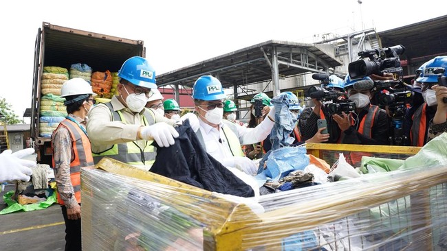 Kemendag memusnahkan 19.391 bal pakaian impor bekas yang ditemukan di daerah Bandung, Jawa Barat. Baju bekas itu berasal dari China, Korsel dan Jepang.