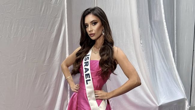 Miss Israel Melanie Shiraz ramai jadi perbincangan. Gara-garanya, tatapan sinisnya terhadap Miss Palestine Nadeen Ayoub saat ajang Miss Universe 2025.