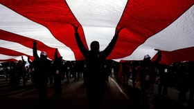 NYALANG: Simfoni Bayangan Semu