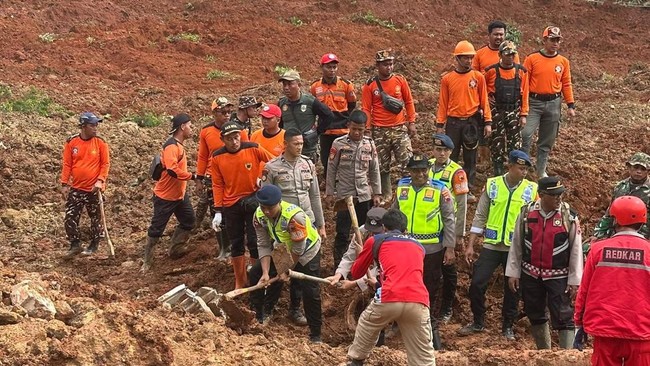 Satu korban longsor di Desa Cibeunying, Kabupaten Cilacap, Jawa Tengah, ditemukan. Dua puluh orang masih dalam pencarian.