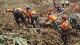 FOTO: Pencarian 21 Orang Hilang Korban Longsor di Cilacap