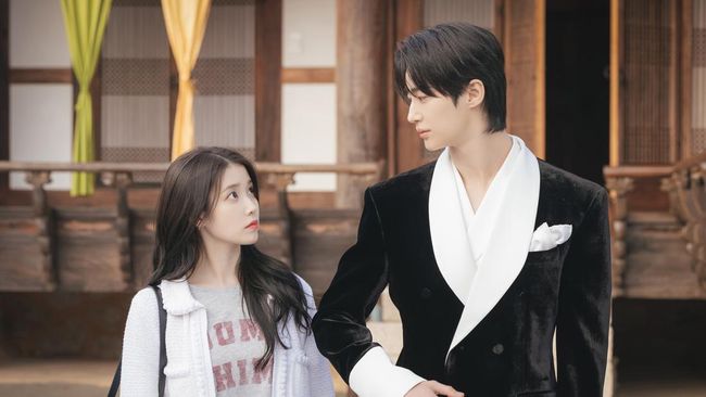 IU bakal berduet dengan Byeon Woo-seok dalam drama Korea terbaru yang bertajuk Perfect Crown dan akan tayang pada 2026.