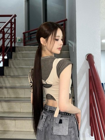 5 Potret Bang Jeemin izna Pamer Rambut Panjang Berkilau, Sampai Punya Hair Fancam Sendiri!