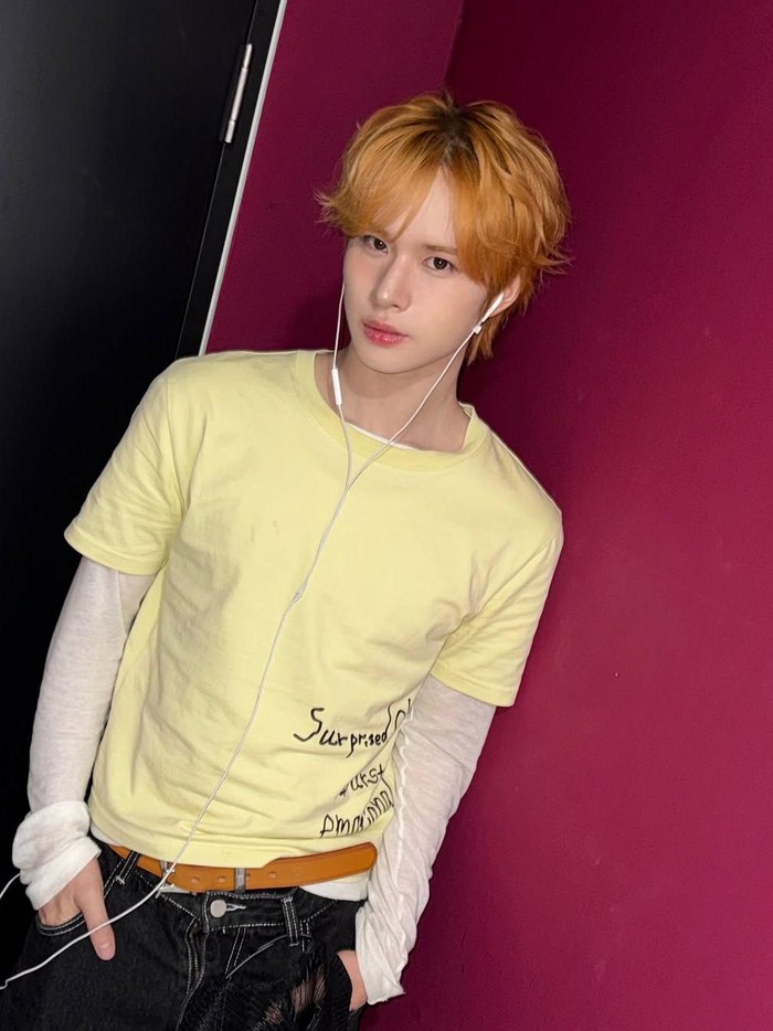 Member termuda TWS yakni Kyungmin menghadiri ujian CSAT pada Kamis, (13/11/2025). Sang idol mengerahkan usaha terbaiknya untuk mengerjakan soal-soal ujian perguruan tinggi.