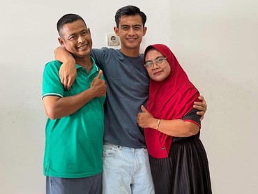 Resmi Cerai dari Azizah Salsha, 7 Momen Pratama Arhan Pulang ke Indonesia Bertemu Orang Tua