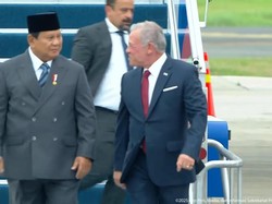 Prabowo Jemput Raja Yordania Abdullah II di Lanud Halim, Beri Pelukan Hangat