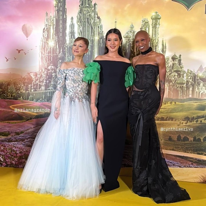 <p>Tak hanya jalan di r<em>ed carpet,</em> Raisa juga dapat mengabadikan momen dengan berfoto bersama pemeran utama film <em>Wicked</em>, Bunda. Perempuan 35 tahun ini berpose dengan dua bintang utama film, yakni Ariana Grande yang memerankan Glinda, dan Cynthia Erivo yang berperan seagai Elphaba. (Foto: Instagram @raisa6690)</p>