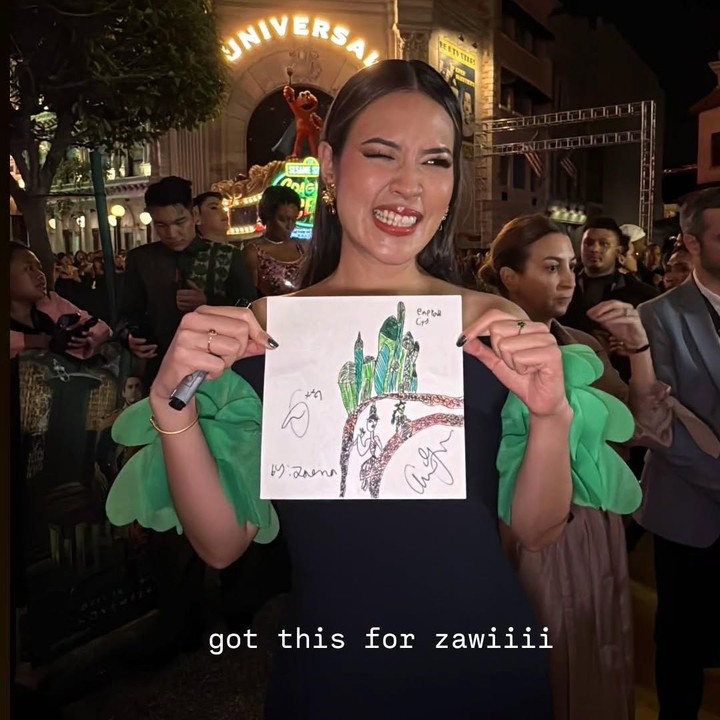 <p>Dalam unggahan di Instagram Stories, Raisa menunjukkan hasil karya Zalina di secarik kertas yang sudah ditandatangani oleh Ariana Grande dan Cynthia Erivo. Pelantun lagu <em>Teka-teki</em> ini terlihat begitu bahagia bisa memberikan hadiah spesial untuk sang putri. "<em>Got this for zawiiii</em>," tulis Raisa. (Foto: Instagram @raisa6690)</p>