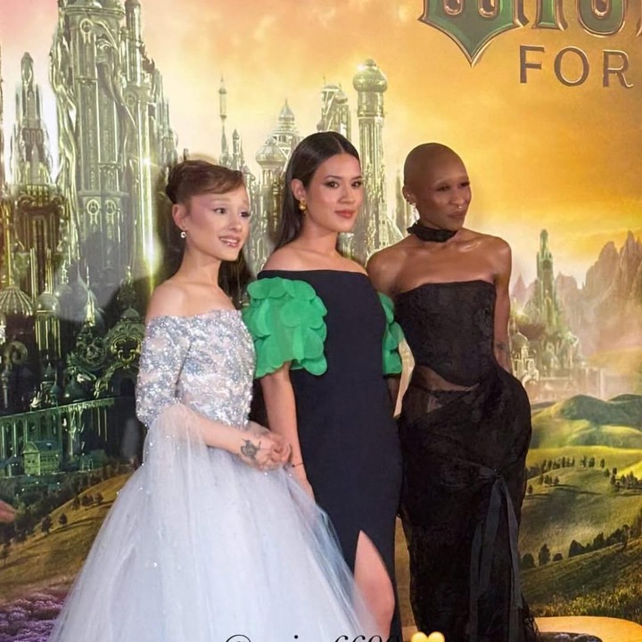 <p>Raisa menjadi salah satu <em>public figure</em> Tanah Air yang mendapat kesempatan spesial untuk ikut berjalan di <em>red carpet premier</em> film <em>Wicked: For Good</em> di Singapura. Melalui unggahan di Instagram, Raisa membagikan video persiapannya untuk tampil di <em>red carpet</em>. "<em>Walking the yellow carpet for</em> @wickedmovie @universalpicsid #WickedForGood #WickedForGoodID," tulisnya. (Foto: Instagram @raisa6690)</p>