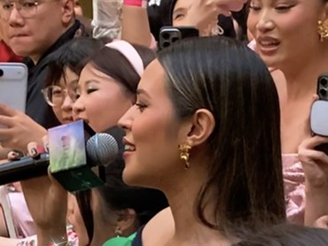 Hadiri Premier 'Wicked: For Good' Raisa Ditodong Nyanyi