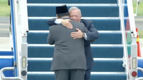 Raja Yordania Abdullah II Tiba di Jakarta, Disambut Pelukan Prabowo