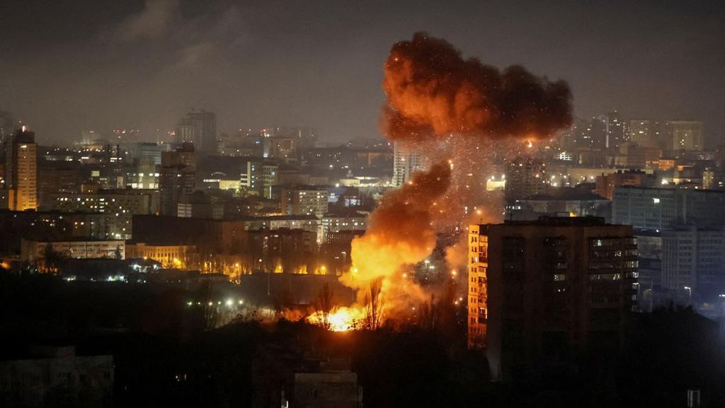 Zelensky Kembali Rapat dengan Sekutu usai Rusia Bombardir Kyiv