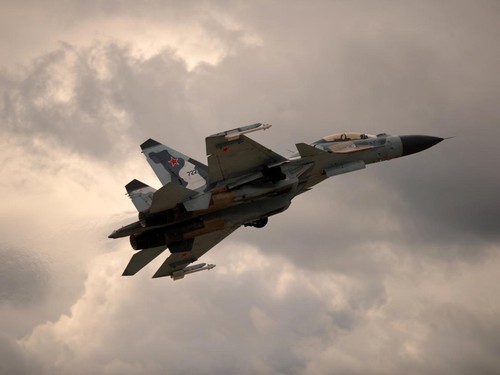 Russian Su-30 fighter jet performs during the MAKS 2009 international aerospace show outside Moscow in Zhukovsky on August 20, 2009. The MAKS international aerospace show is being held for the 9th time.            AFP PHOTO / DMITRY KOSTYUKOV (Photo