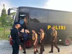 Bus Brimob Polda Riau Hadir di Rohil, Ortu Lega Anak Kini Tak Telat Sekolah