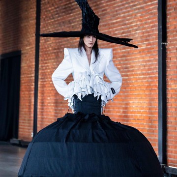 Sayap Gagak dan Renda Sangkar: Harry Halim Melawan Kerapuhan dengan Gaya Paling Dramatis di Koleksi 