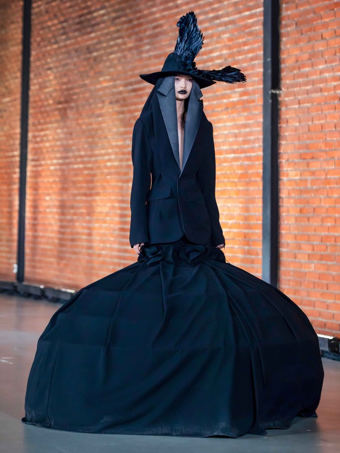 Harry Halim kembali mengukuhkan posisinya sebagai maestro drama dan simbolisme dalam fashion lewat koleksi terbarunya, Spring/Summer 2026 bertajuk 