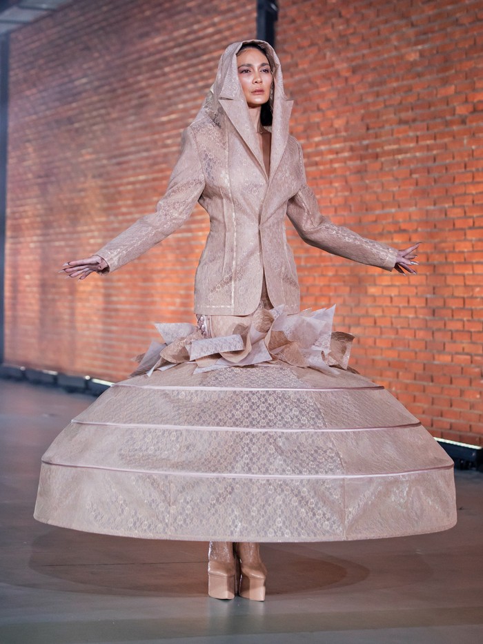 Harry Halim kembali mengukuhkan posisinya sebagai maestro drama dan simbolisme dalam fashion lewat koleksi terbarunya, Spring/Summer 2026 bertajuk 