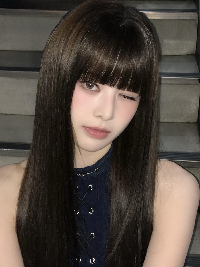 Siapa di sini yang telah mengenal Bang Jeemin sejak cukup lama? Ya, meski baru resmi debut bersama izna pada 25 November 2024 lalu dengan mini album pertama, ‘N/a’, namun nama sang idol sudah tidak asing lagi bagi sebagian orang. / Foto: x.com/izna_offcl