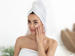 4 Kandungan Skincare Anti-Aging yang Direkomendasikan Dokter Kulit