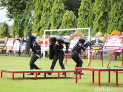 Saat Polwan Polda Jatim Unjuk Gigi di Srikandi Brimob Challenge