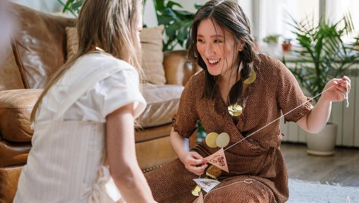 Tanda ekstrovert sejati adalah suka bicara. Mereka bisa ngobrol dengan siapa saja.