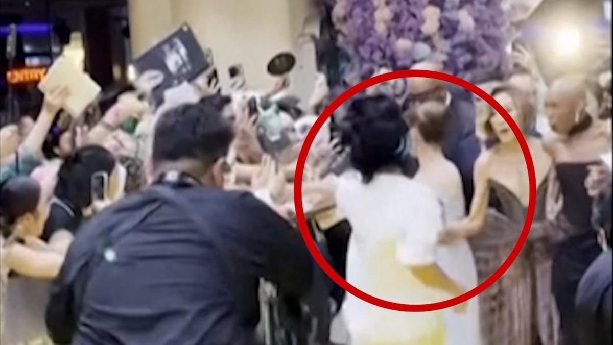 Momen Ariana Grande Disergap Fan Kala Promo Wicked 2 di Singapura