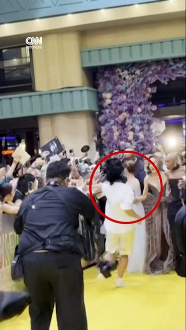 Momen Ariana Grande Disergap Fan Kala Promo Wicked 2 di Singapura