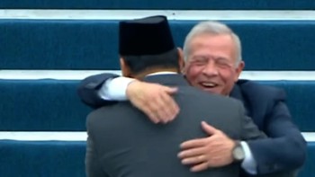 Momen Raja Yordania Abdullah II Dipeluk Prabowo saat Tiba di Jakarta